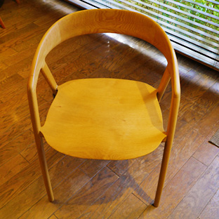 無垢の木を削って作ったイス