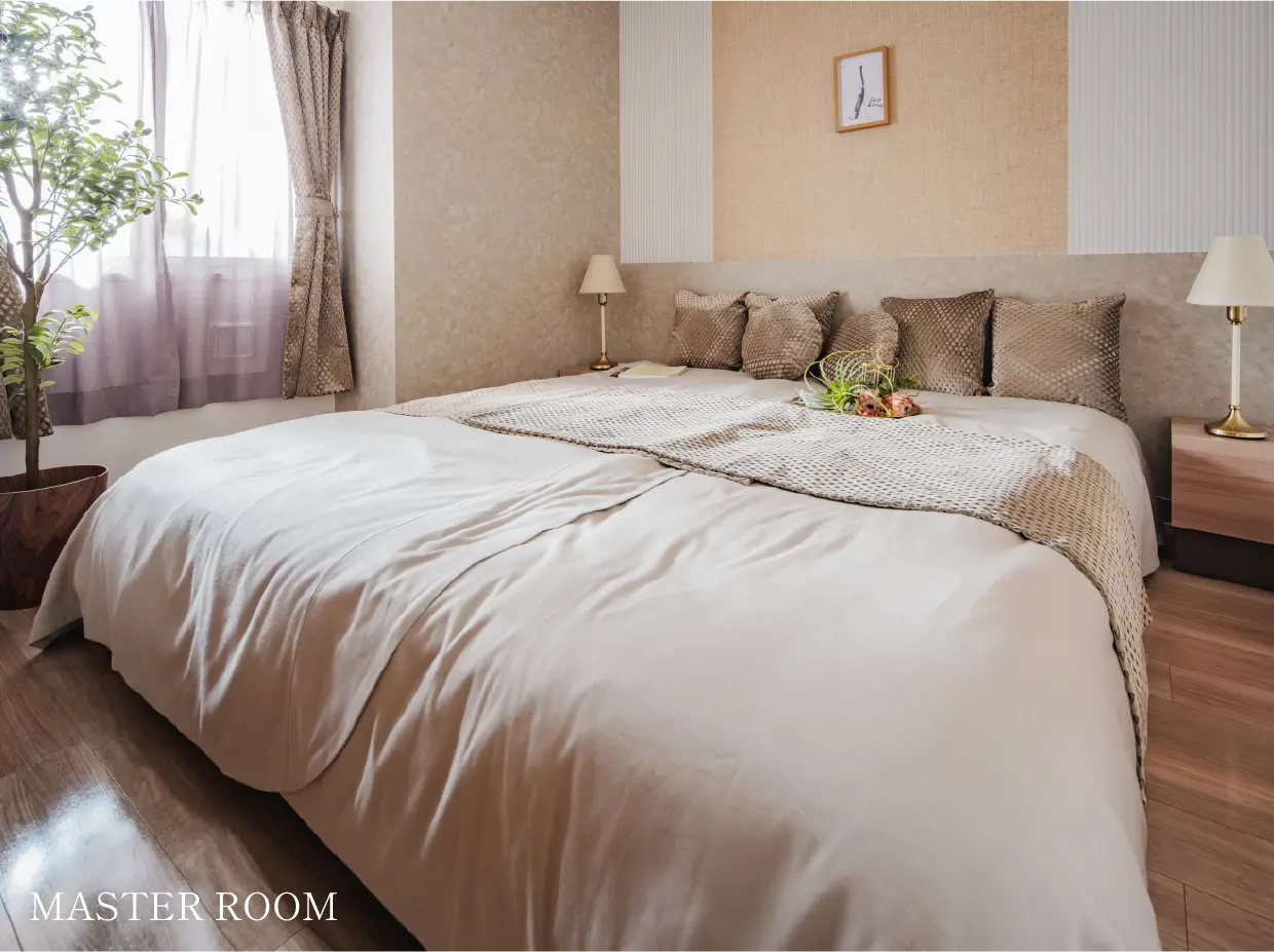 MASTER ROOM