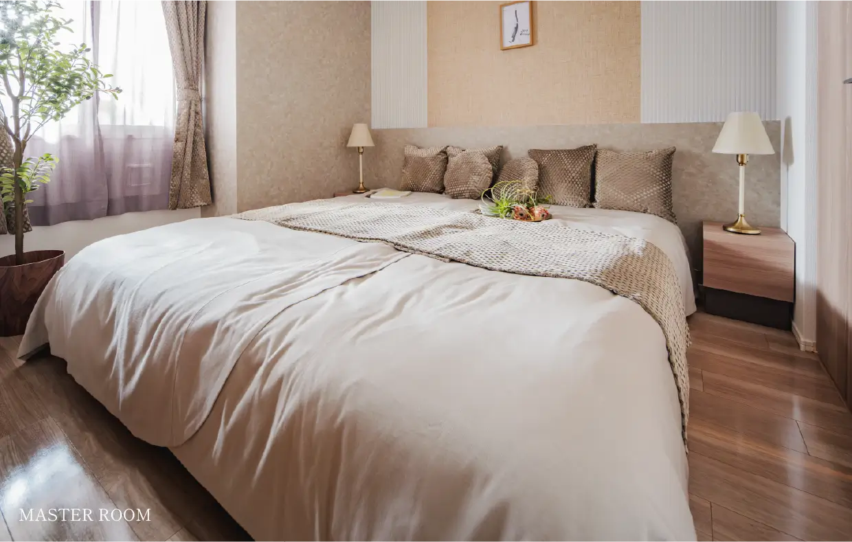 MASTER ROOM