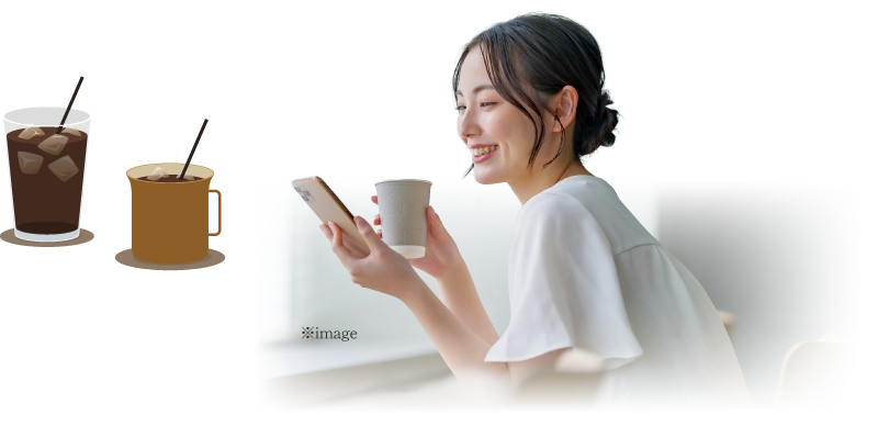 カフェでコーヒーを飲みながらくつろぐ女性