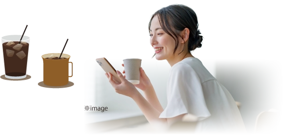 カフェでコーヒーを飲みながらくつろぐ女性