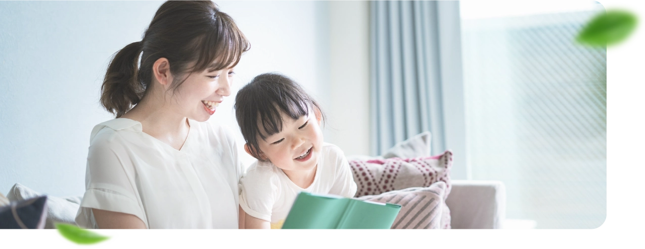 母親と子どもが笑っている様子