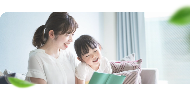 母親と子どもが笑っている様子