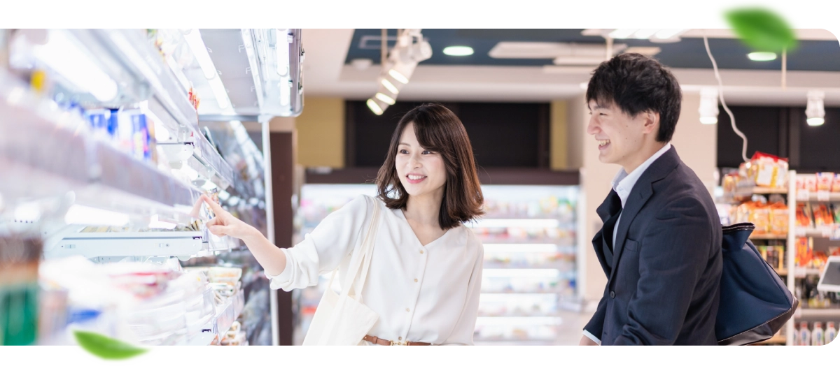 夫婦が買い物をしている様子