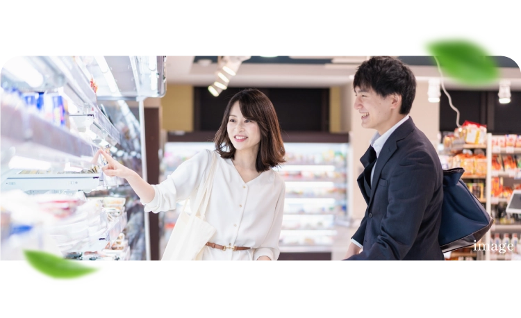 夫婦が買い物をしている様子