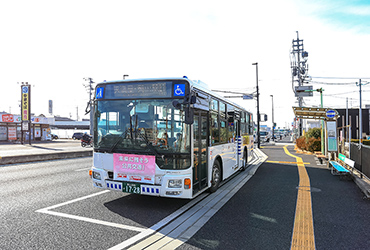 「芳泉高入口」バス停 徒歩3分（約210m）