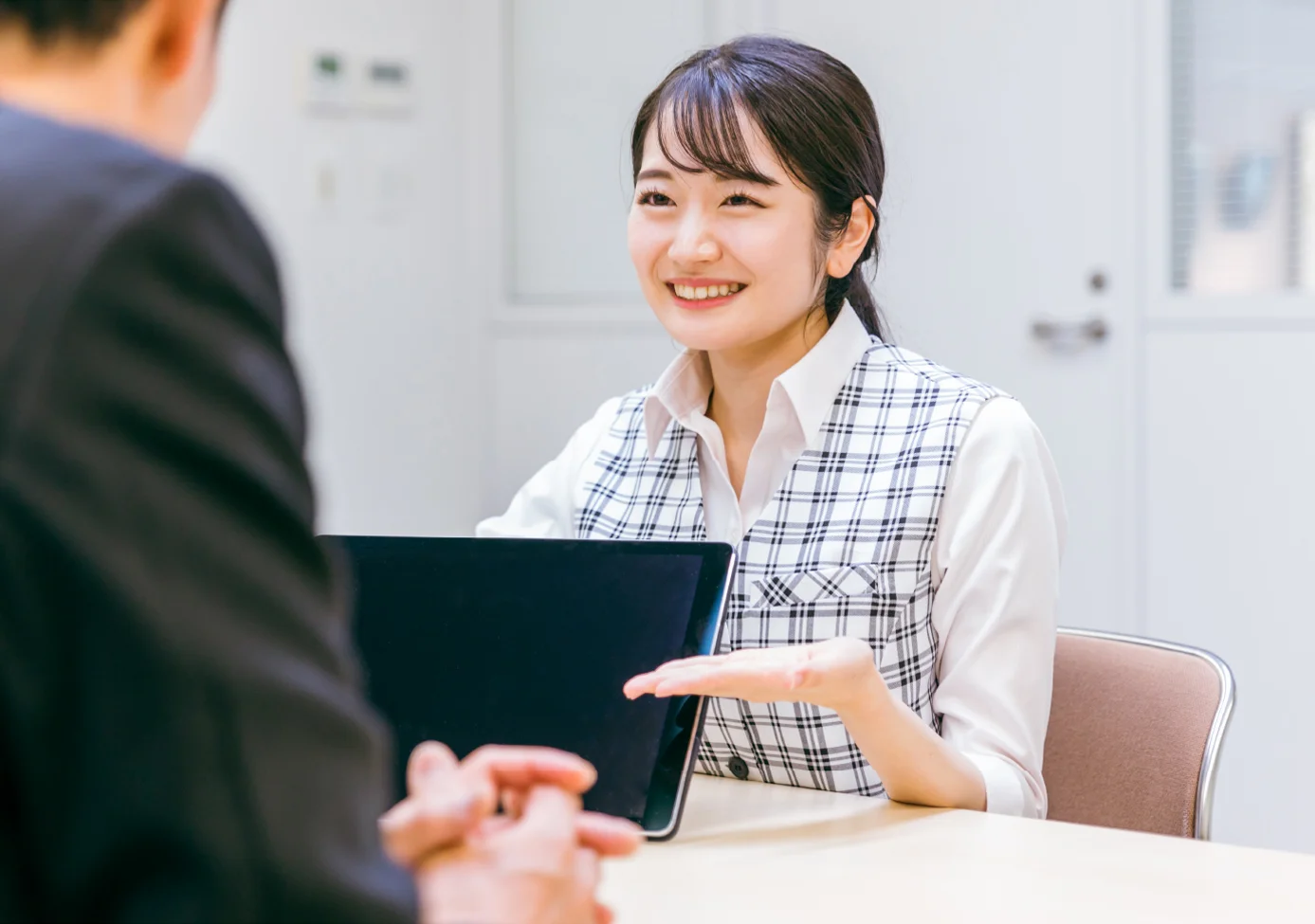 サービスの説明をする社員の様子