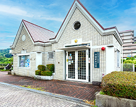 学園駅前交番 車約3分（約1,840ｍ）