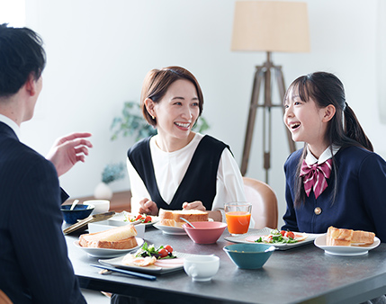 仕事中の女性の写真