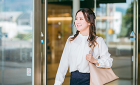 外出する女性