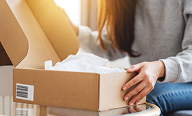 荷物を確認する女性