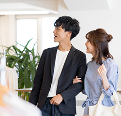 買い物中の夫婦