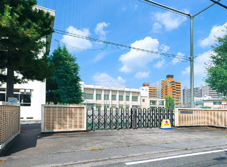 市立桜小学校（徒歩3分）をはじめ、徒歩圏に多彩な学校が集積