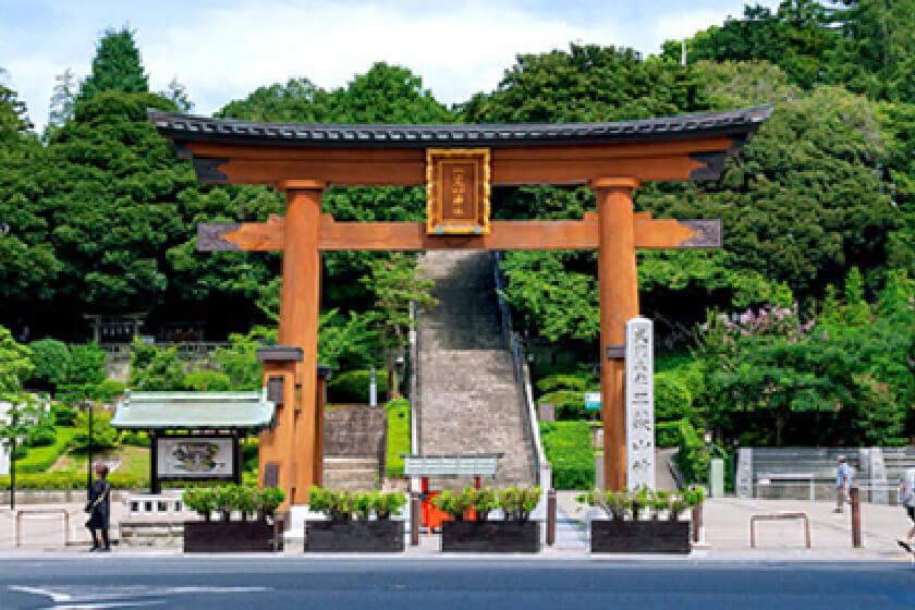 宇都宮二荒山神社（徒歩24分／約1,880m）に代表されるように、歴史の息吹も感じられる