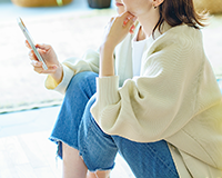 スマートフォンを操作する女性