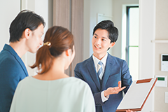 モデルルーム見学中の夫婦