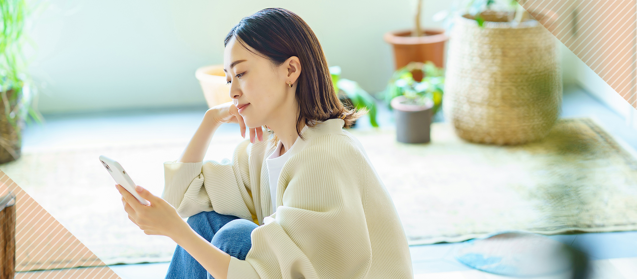 スマートフォンを操作する女性