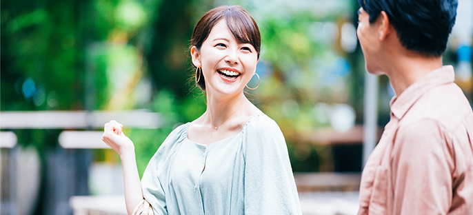 散歩をしている夫婦の写真