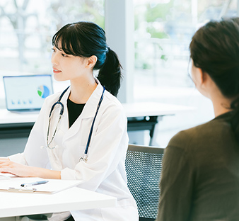 診察を受けている女性の写真