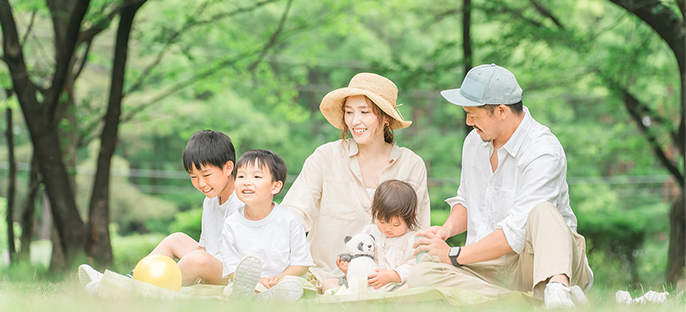 公園でピクニックを楽しむ家族の写真